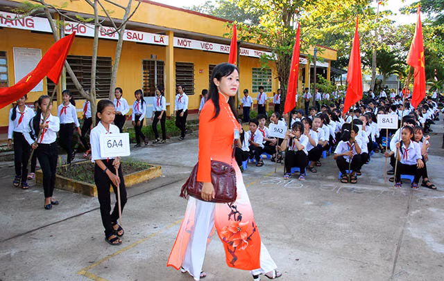 Nghi thức đón học sinh đầu cấp.