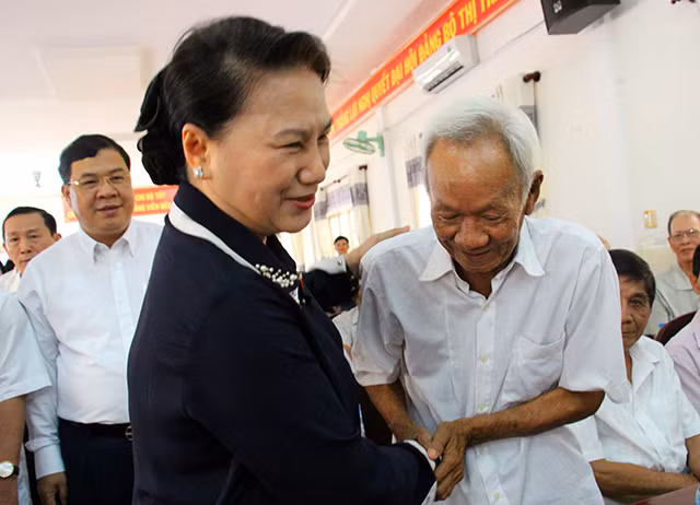 Chủ tịch QH Nguyễn Thị Kim Ngân thăm hỏi các cử tri tại huyện Phong Điền.