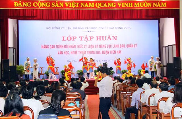 Khai mạc lớp tập huấn, bồi dưỡng lý luận, phê bình văn học, nghệ thuật
