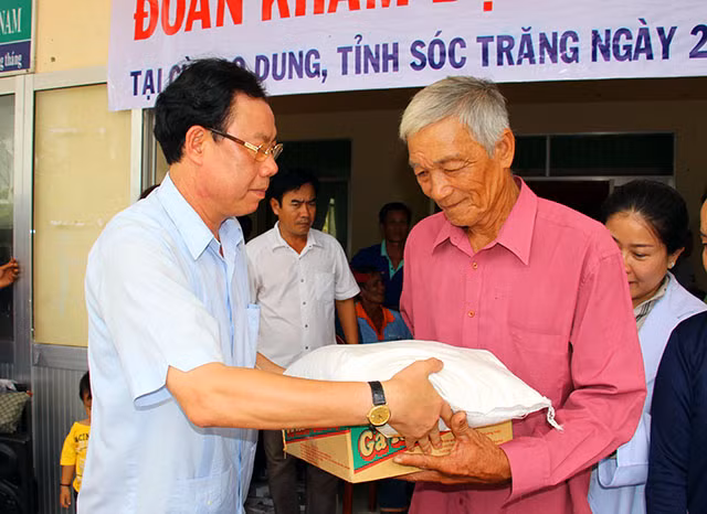 Thiếu tướng Đặng Văn Chấn, Phó Tổng Cục trưởng Tổng Cục Cảnh sát Thi hành án hình sự và Hỗ trợ tư pháp - Bộ Công an trao quà cho người dân.