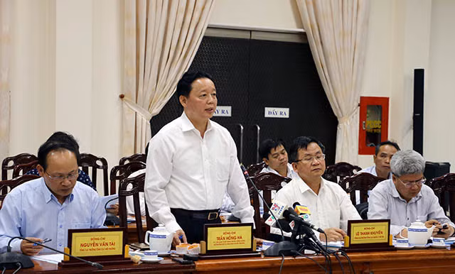 Bộ trưởng Trần Hồng Hà phát biểu tại buổi làm việc với lãnh đạo tỉnh An Giang vào tối 25-4.