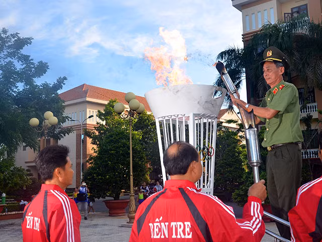 Thiếu tướng Nguyễn Văn Hoàng, Giám đốc Công an tỉnh Bến Tre thắp lửa khai mạc Đại hội.