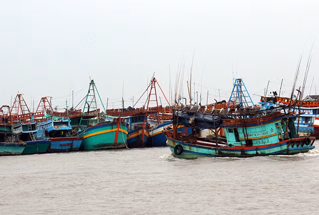 Tàu, thuyền tại các cửa sông, cửa biển vẫn phải neo đậu an toàn cho đến khi có thông báo cuối cùng về ấp thấp nhiệt đới.