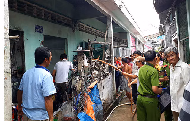 Ngành chức năng đang khám nghiệm hiện trường vụ cháy.