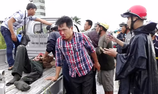 Cả 2 được đưa đi cấp cứu.