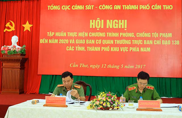 Trung tướng Đỗ Kim Tuyến và Đại tá Trần Ngọc Hạnh, đồng chủ trì hội nghị.