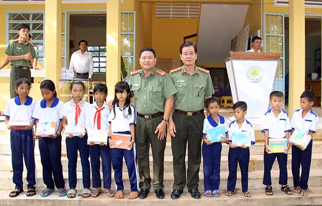 4.000 quyển tập được trao đến tay các em học sinh trong dịp đầu năm mới.