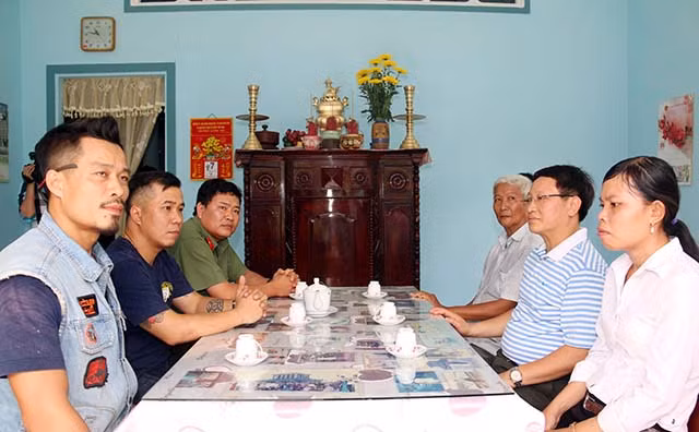 Đại diện Báo CAND và Công an tỉnh Vĩnh Long, nhà hảo tâm thăm hỏi gia đình bà Nguyễn Thị Tuyết Xuân (60 tuổi).