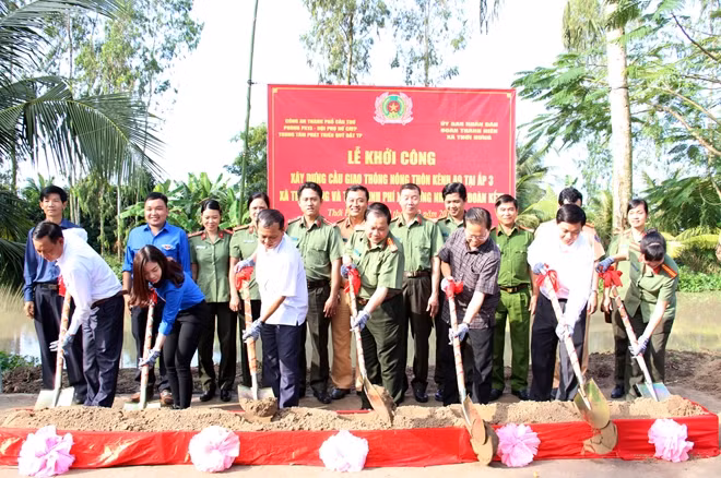Các đại biểu thực hiện nghi thức lễ khởi công.