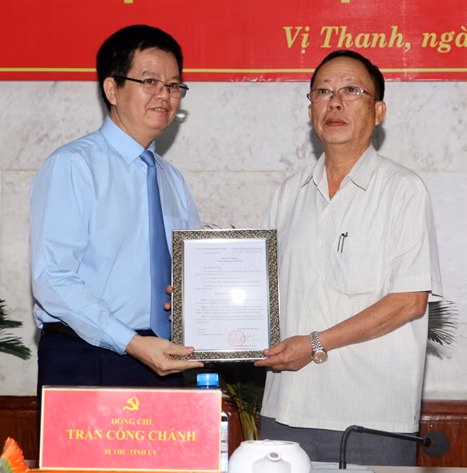 Ông Mai Văn Chính trao quyết định nghỉ hưu cho ông Trần Công Chánh.