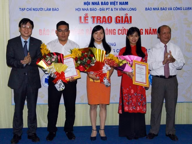 Nhóm tác giả Báo Cần Thơ nhận giải Nhất.