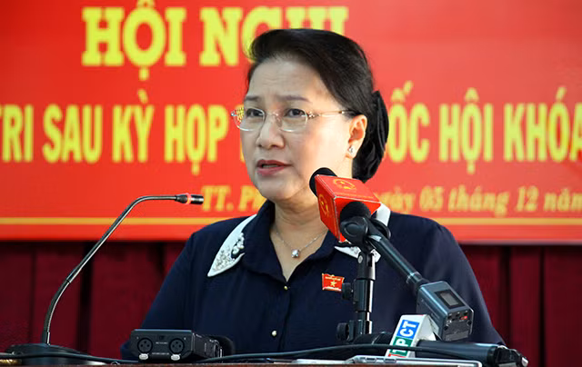 Chủ tịch QH Nguyễn Thị Kim Ngân lắng nghe và giải đáp thắc mắc, ý kiến của cử tri tại huyện Phong Điền.