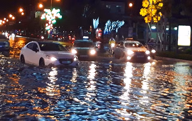 Cơn mưa bắt đầu khoảng 15h00' và kéo dài đến 18h00' thì kết thúc.