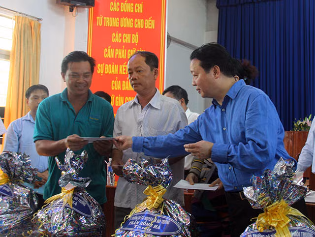 Thăm hỏi, chia sẻ và tặng quà cho bà con bị ảnh hưởng do sạt lở.