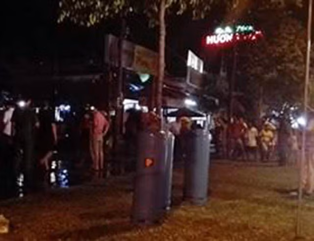 Khu vực cháy chứa nhiều bình gas và chất liệu gây cháy. Khu vực cháy chứa nhiều bình gas và chất liệu gây cháy.