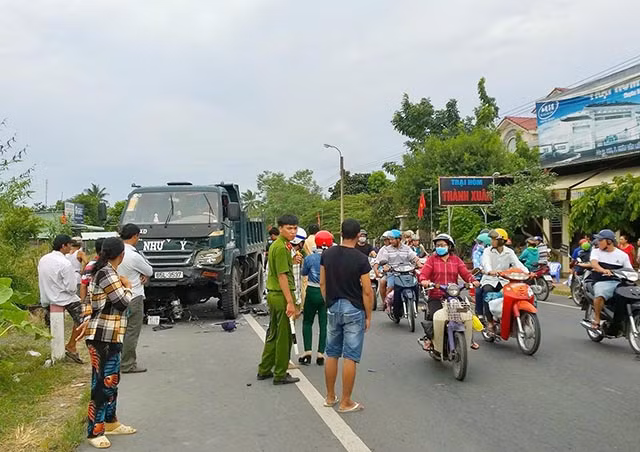 Lực lượng chức năng có mặt tại hiện trường giải quyết vụ tai nạn. Lực lượng chức năng có mặt tại hiện trường giải quyết vụ tai nạn.