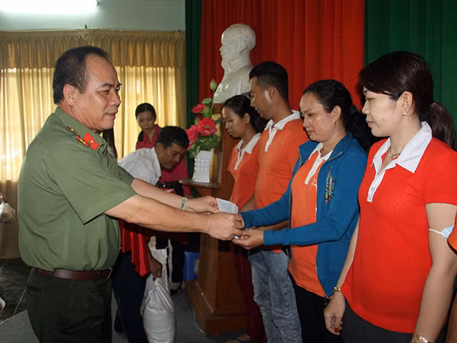 Đại tá Võ Văn Thăng, Phó Giám đốc Công an TP Cần Thơ trao quà cho công nhân Công ty Kwong Lung – Meko.