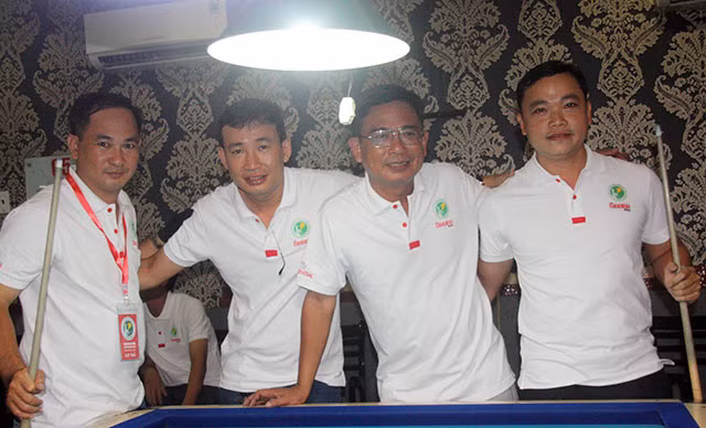 Các cơ thủ chụp ảnh lưu niệm, thắt chặt nghĩa tình người làm báo.