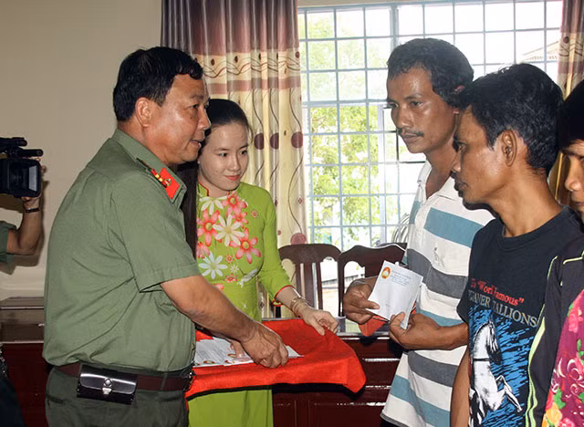Đại tá Trần Ngọc Hạnh - Giám đốc Công an TP Cần Thơ trao quà cho các gia đình là người dân tộc Khmer.