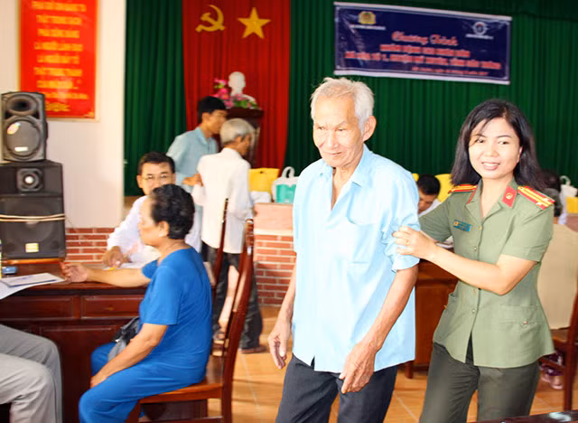 CBCS Cục An ninh chính trị nội bộ hỗ trợ, dìu dắt người cao tuổi khám sức khẻo.