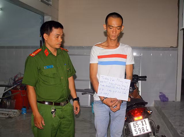 Đối tượng Phong cùng phương tiện gây án. Đối tượng Phong cùng phương tiện gây án.