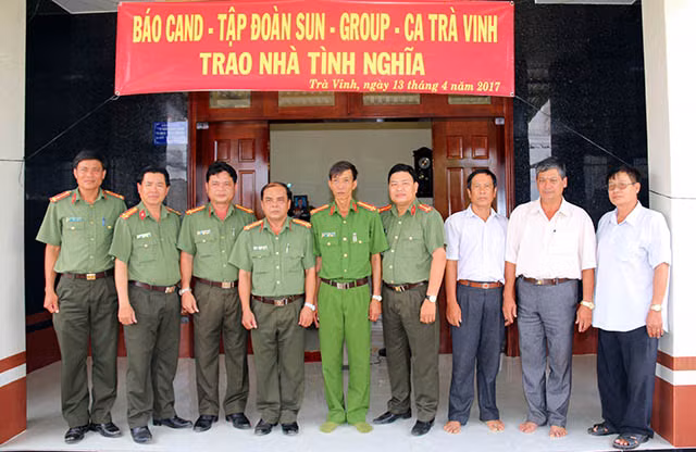 Đại diện Báo CAND, Tập đoàn Sungroup, Công an tỉnh Trà Vinh trao nhà cho Trung tá Nguyễn Quốc Trường.