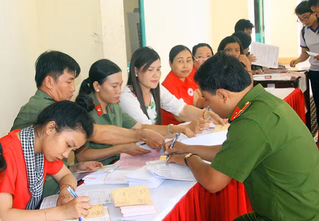 Các CBCS Công an TP Cần Thơ có mặt tại điểm hiến máu từ rất sớm để đăng kí, tham gia công tác chuẩn bị, hỗ trợ Ban tổ chức.