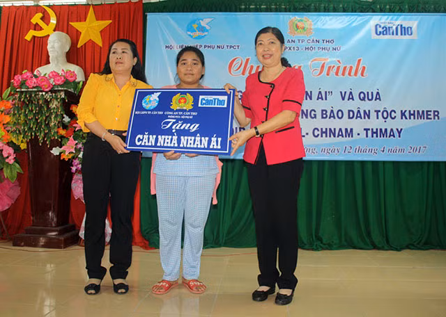 Đại diện Hội Phụ nữ Công an TP Cần Thơ, Hội Liên hiệp Phụ nữ TP Cần Thơ, các đơn vị liên quan thăm hỏi, trao nhà, quà cho hội viên phụ nữ là người dân tộc Khmer.