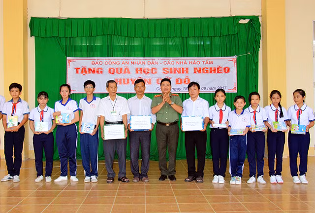 Dịp này, Báo CAND cùng các nhà hảo tâm đã trao tặng đến tay các em học sinh có hoàn cảnh khó khăn, con em gia đình chính sách 6.000 quyển tập và 1.000 cây viết.