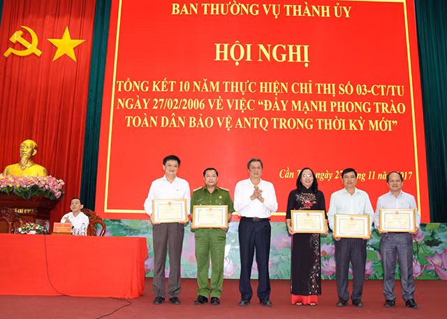 UBND TP Cần Thơ tặng bằng khen cho các cá nhân, tập thể đạt thành tích xuất sắc trong công tác đẩy mạnh phong trào toàn dân bảo vệ ANTQ. UBND TP Cần Thơ tặng bằng khen cho các cá nhân, tập thể đạt thành tích xuất sắc trong công tác đẩy mạnh phong trào toàn dân bảo vệ ANTQ.