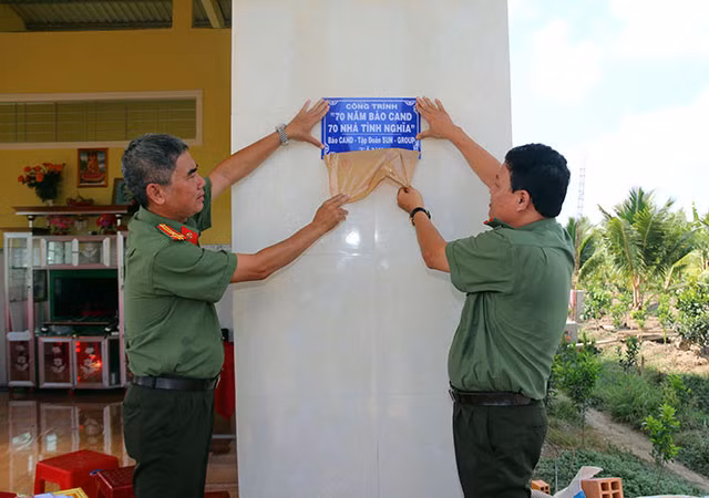 Đại diện Báo CAND, Tập đoàn Sungroup và Công an tỉnh Trà Vinh bàn giao nhà cho Đại úy Thạch Minh Hiến.
