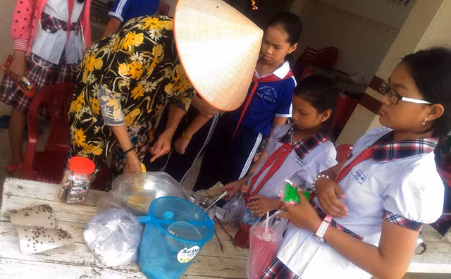 Một điểm bán thức ăn vặt cho trường Tiểu học Trà Nóc 4 (đối diện Công ty Kwong Lung - Meko) cũng bị ruồi "tấn công".