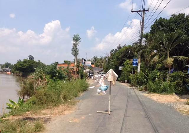 Tuyến đường xuất hiện vết nức thuộc xã Kiến Thành, huyện Chợ Mới, tỉnh An Giang. (Ảnh: CTV)