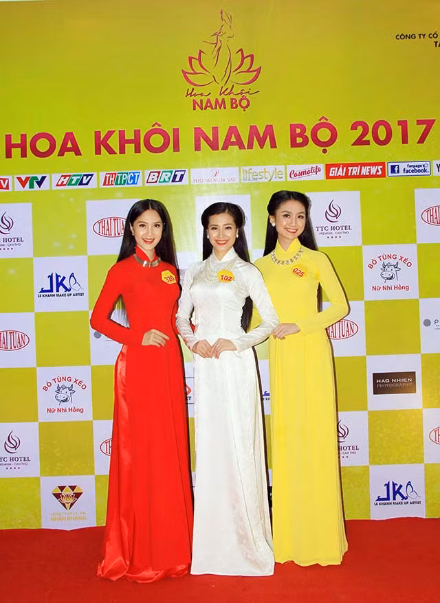 Tỏa sắc cùng trang phục áo dài.