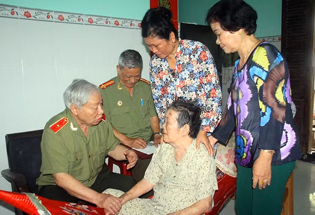 Thiếu tướng, Anh hùng LLVTND Phan Văn Lai - Trưởng Ban liên lạc cán bộ Công an chi viện chiến trường miền Nam thăm hỏi và tặng quà cho mẹ Việt Nam anh hùng Nguyễn Thị Xanh.