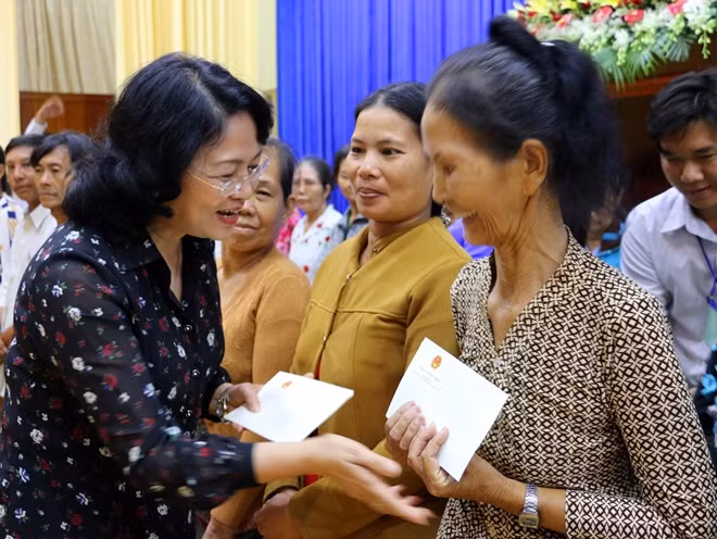 Phó Chủ tịch nước Đặng Thị Ngọc Thịnh và Đoàn công tác thăm hỏi, trao quà cho các em học sinh và hộ nghèo tại tỉnh An Giang.