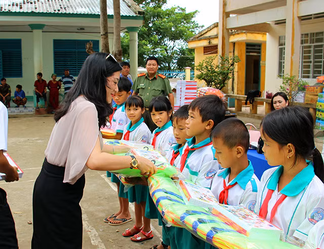 Bà Đặng Thái Hiền (Chủ quán ăn Ghế Gỗ tại TP Cần Thơ) tặng quà, động viên các em học sinh cố gắng học tập tốt.
