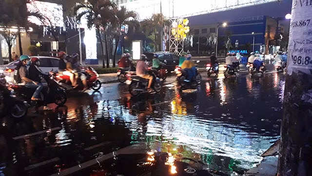 Mưa khiến tuyến đường 30/4 bị ngập mất phần đường dành cho xe máy, khiến người tham gia giao thông chỉ đi được nửa làn đường không bị nước ngập.