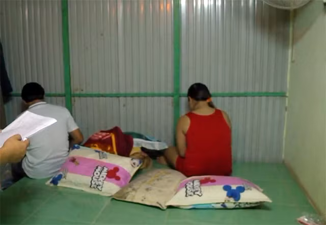Nhân viên quán cà phê "Tình Không" bán dâm cho khách tại buồng ngủ.