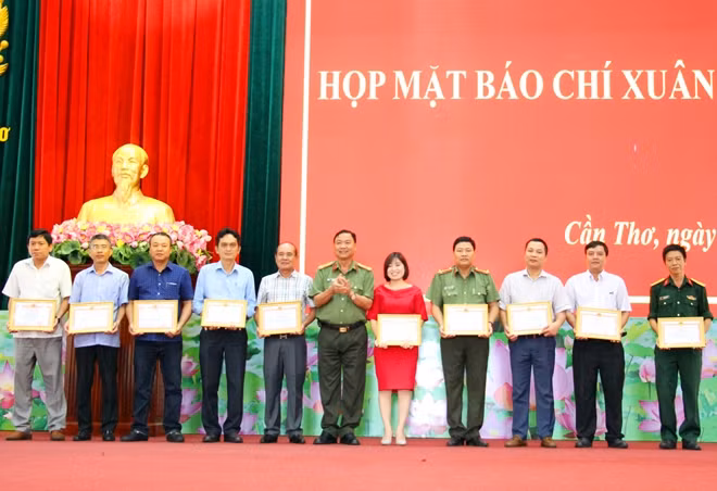 Đại tá Trần Ngọc Hạnh, Giám đốc Công an TP Cần Thơ tặng giấy khen cho các Cơ quan báo chí đóng trên địa bàn TP Cần Thơ có thành tích tốt trong năm qua.