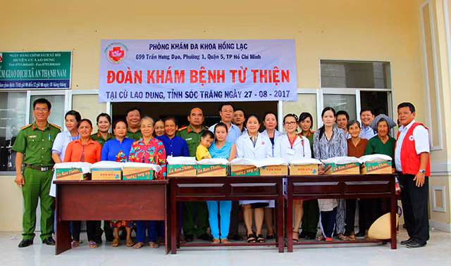 300 phần quà được trao đến tay gia đình chính sách, có hoàn cảnh khó khăn.