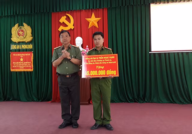 Đại tá Trần Ngọc Hạnh, Giám đốc Công an TP Cần Thơ trao tặng nhà "Nghĩa tình đồng đội" cho CBCS. Đại tá Trần Ngọc Hạnh, Giám đốc Công an TP Cần Thơ trao tặng nhà "Nghĩa tình đồng đội" cho CBCS.