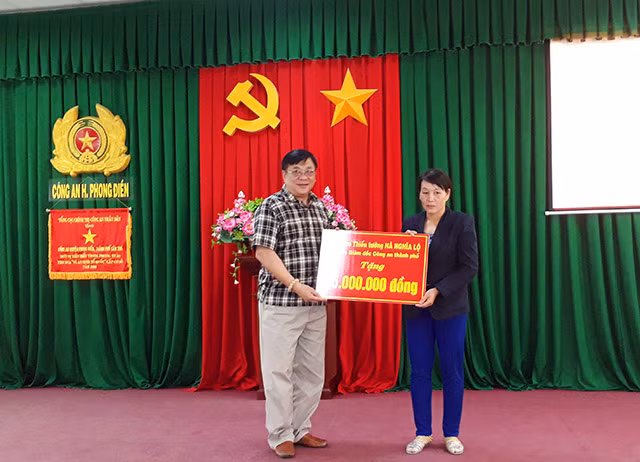 Thiếu tướng Hà Nghĩa Lộ, Nguyên Giám đốc Công an TP Cần Thơ trao tặng nhà "Mái ấm tình thương" cho người dân. Thiếu tướng Hà Nghĩa Lộ, Nguyên Giám đốc Công an TP Cần Thơ trao tặng nhà "Mái ấm tình thương" cho người dân.