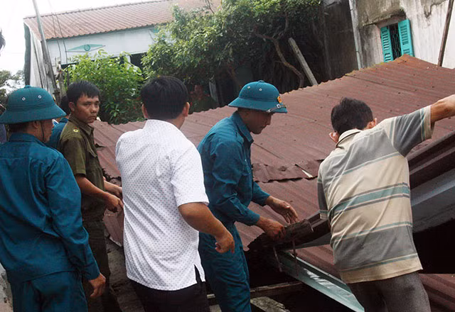 Lực lượng Công an, quân đội hỗ trợ người dân tháo dỡ nhà, di dời đồ đạc.