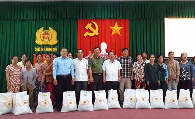 Ông Trần Quốc Trung, Bí thư TP Cần Thơ cùng đại biểu trao quà cho bà con. Ông Trần Quốc Trung, Bí thư TP Cần Thơ cùng đại biểu trao quà cho bà con.