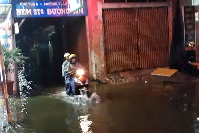 Cơn mưa như trút nước đã khiến nhiều tuyến đường chính như : 3/2, 30/4, Trần Văn Hoài, 91B,.. bị "nhấn chìm" trong biển nước.