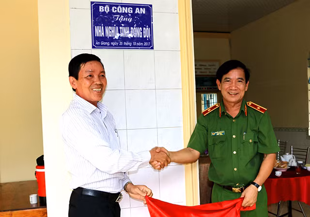 Thiếu tướng Nguyễn Thanh Bảnh cùng đại diện chính quyền địa phương thực hiện nghi thức khánh thành và bàn giao nhà nghĩa tình đồng đội.