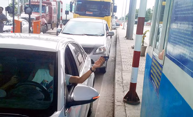 Tài xế yêu cầu thanh toán phí qua trạm bằng thẻ ATM. Tài xế yêu cầu thanh toán phí qua trạm bằng thẻ ATM.