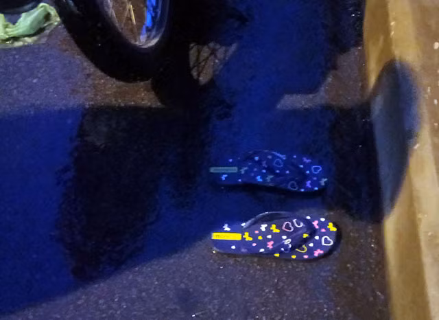 Đôi dép được cho là của nạn nhân để lại tại hiện trường. Đôi dép được cho là của nạn nhân để lại tại hiện trường.