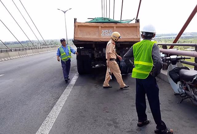 Xe tải chở đá bất ngờ bốc cháy.